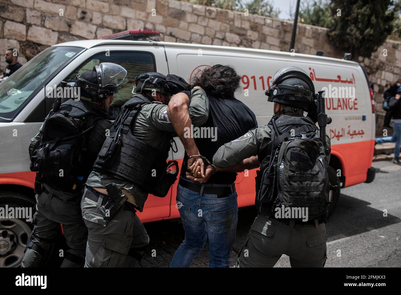 Gerusalemme, Israele. 10 maggio 2021. Le forze di sicurezza israeliane arrestano un manifestante palestinese durante gli scontri tra le forze di sicurezza israeliane e i manifestanti al Lions Gate nella moschea di al Aqsa nella città vecchia di Gerusalemme. L'organizzazione della Mezzaluna Rossa ha denunciato lesioni multiple, con almeno 50 inviati agli ospedali. Credit: Ilia Yefimovich/dpa - ATTENTION: EDITORIAL Use only and only if the credit summenzionato is referenced in full/dpa/Alamy Live News Foto Stock