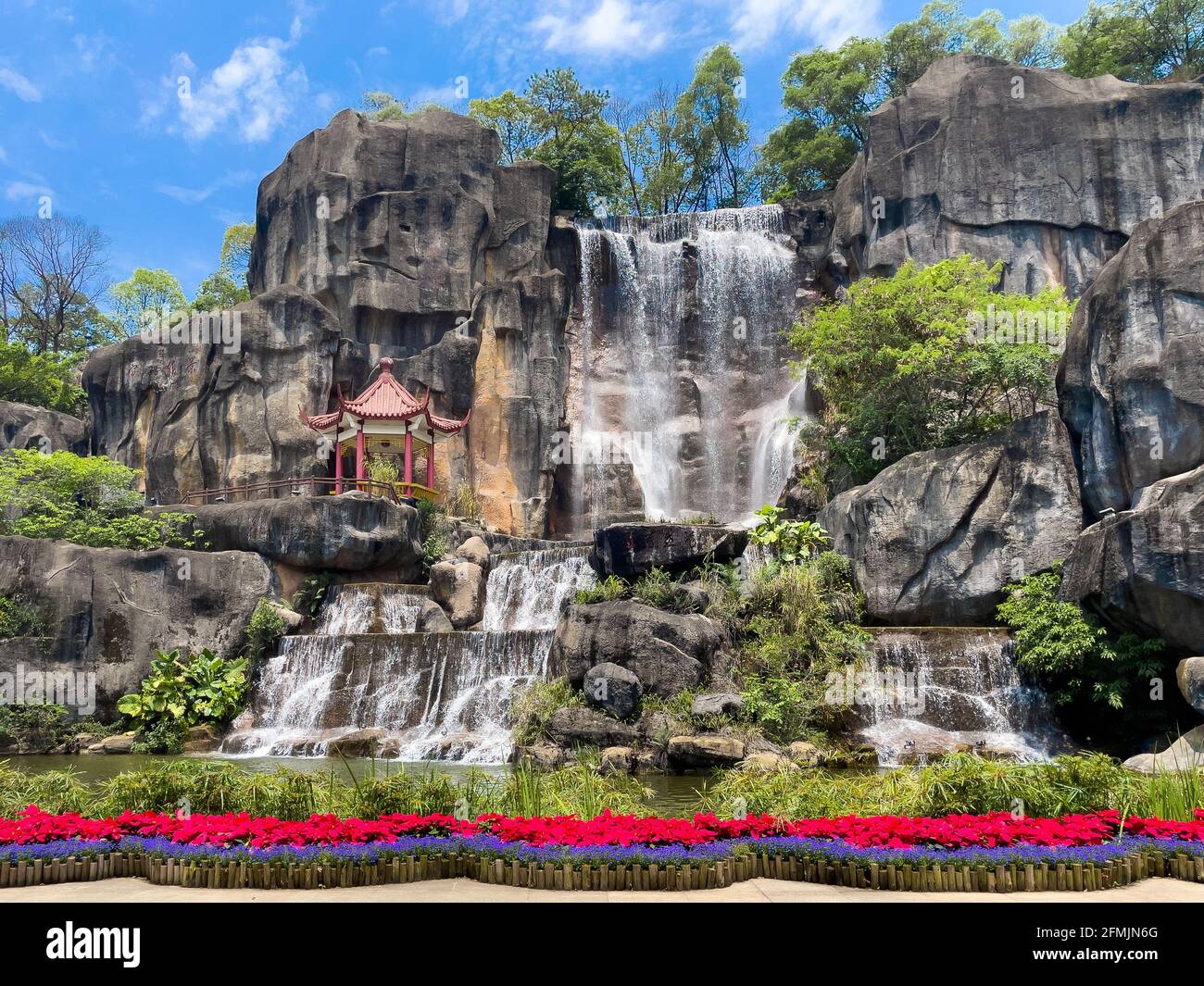 Paesaggio con padiglione e cascata in giardino orientale natura in Fuzhou, Fujian, Cina Foto Stock
