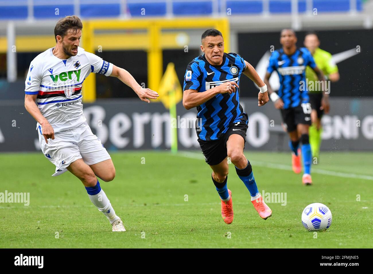 Milano, Italia. 8 maggio 2021. Alexis Sanchez (7) di Inter e Bartosz Bereszynski (24) di Sampdoria visto nella serie UNA partita tra Inter e Sampdoria a Giuseppe Meazza a Milano. (Foto: Gonzales Photo - Tommaso Fimiano). Foto Stock