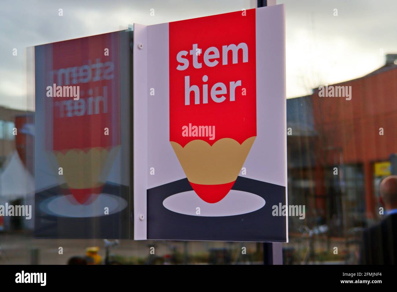 Cartello di direzione per la stazione di voto con STEM Hier (Vota qui) in olandese a Zuidplas Foto Stock