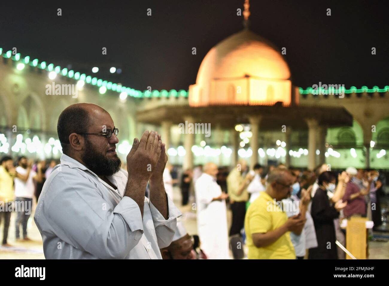 Tarawih preghiera nella notte del ventisettesimo di Ramadan alla Moschea di AMR Ibn al-AAS al Cairo, Egitto, il 9 maggio 2021. Foto di Sayed Hassan/ABACAPRESS.COM Foto Stock