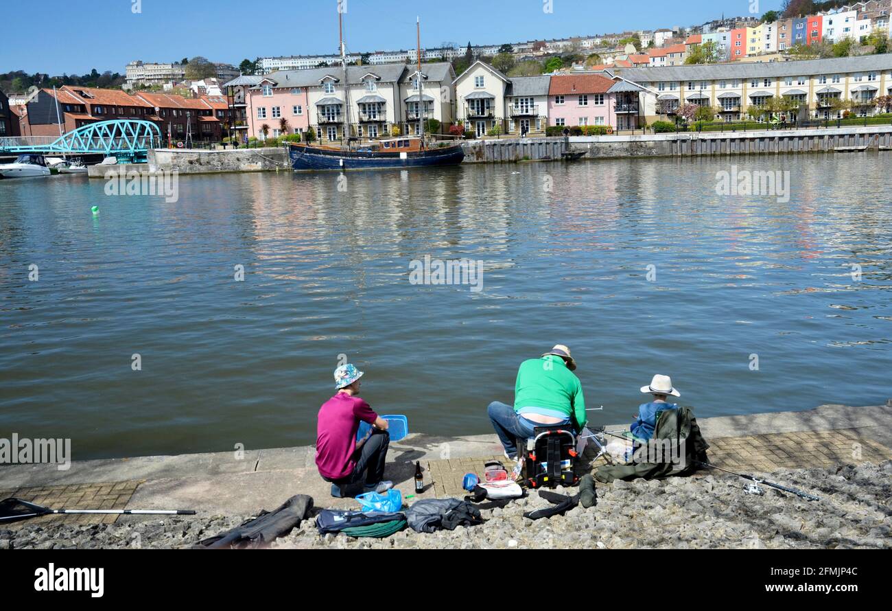la pesca in famiglia nella zona di ricondiimento del porto di bristol, di fronte alle case e agli appartamenti sul mare, Foto Stock
