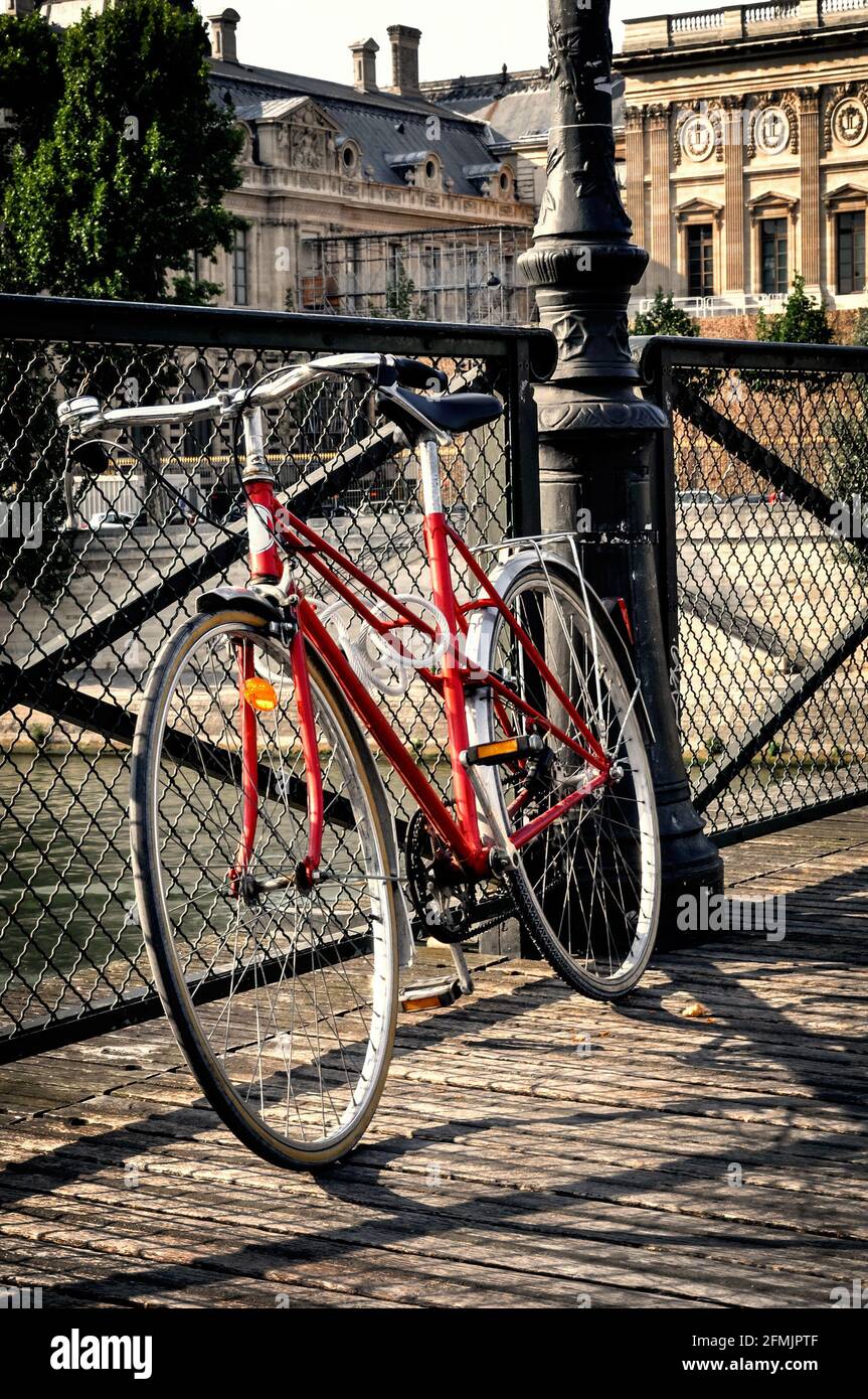 Bicicletta rossa d'epoca su Pont des Arts a Parigi, Francia Foto Stock