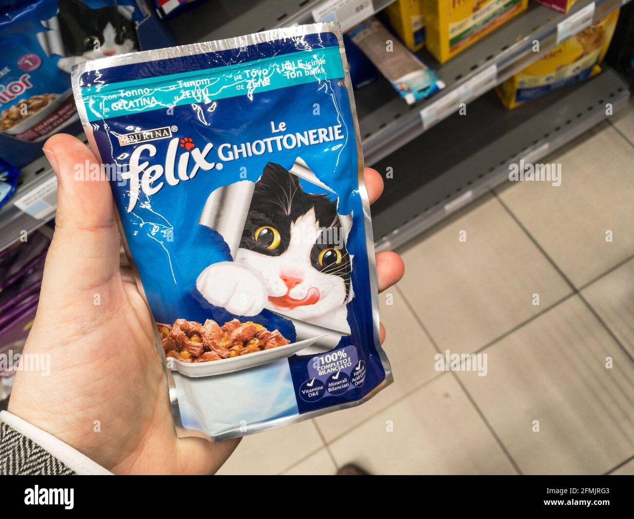Immagine di un pacchetto con il logo di Felix in esposizione per la vendita a Belgrado, serbia. Felix è un marchio europeo di alimenti per gatti attualmente di proprietà di Nestlé P. Foto Stock