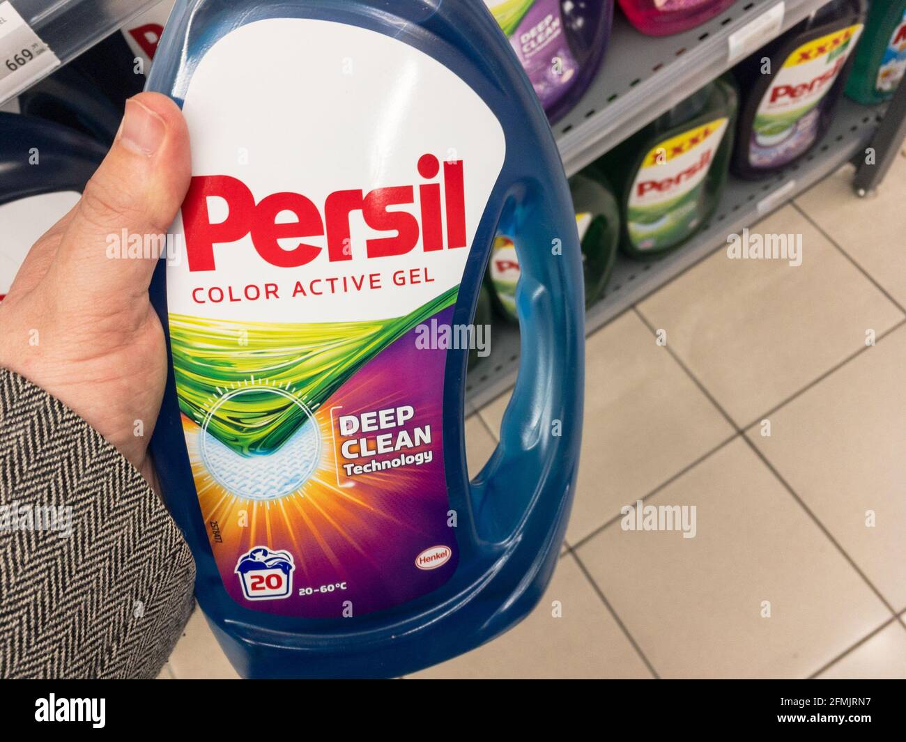 Immagine di una bottiglia con il logo del detersivo per bucato Persil.  Persil è un marchio tedesco di detersivo per bucato prodotto e  commercializzato da Henkel aroun Foto stock - Alamy