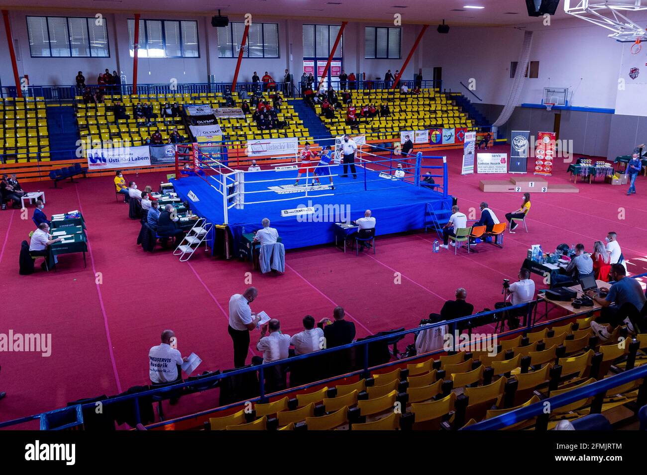 Usti nad Labem, Repubblica Ceca. 8 maggio 2021. Ench-Amar Charchuu della Mongolia, a sinistra, e Samuel Kistohurry della Francia combattono durante il torneo internazionale di boxe degli uomini d'élite Grand Prix Usti nad Labem, Repubblica Ceca, 8 maggio 2021. Credit: Ondrej Hajek/CTK Photo/Alamy Live News Foto Stock