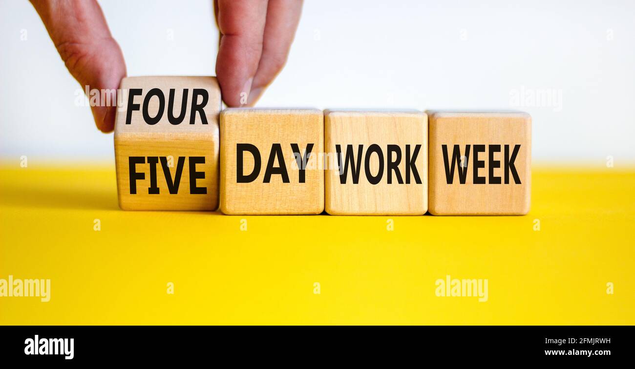 simbolo della settimana lavorativa di 4 o 5 giorni. Uomo d'affari trasforma il cubo, cambia le parole 'settimana lavorativa di cinque giorni' in 'settimana lavorativa di quattro giorni'. Splendido sfondo bianco. Copia Foto Stock