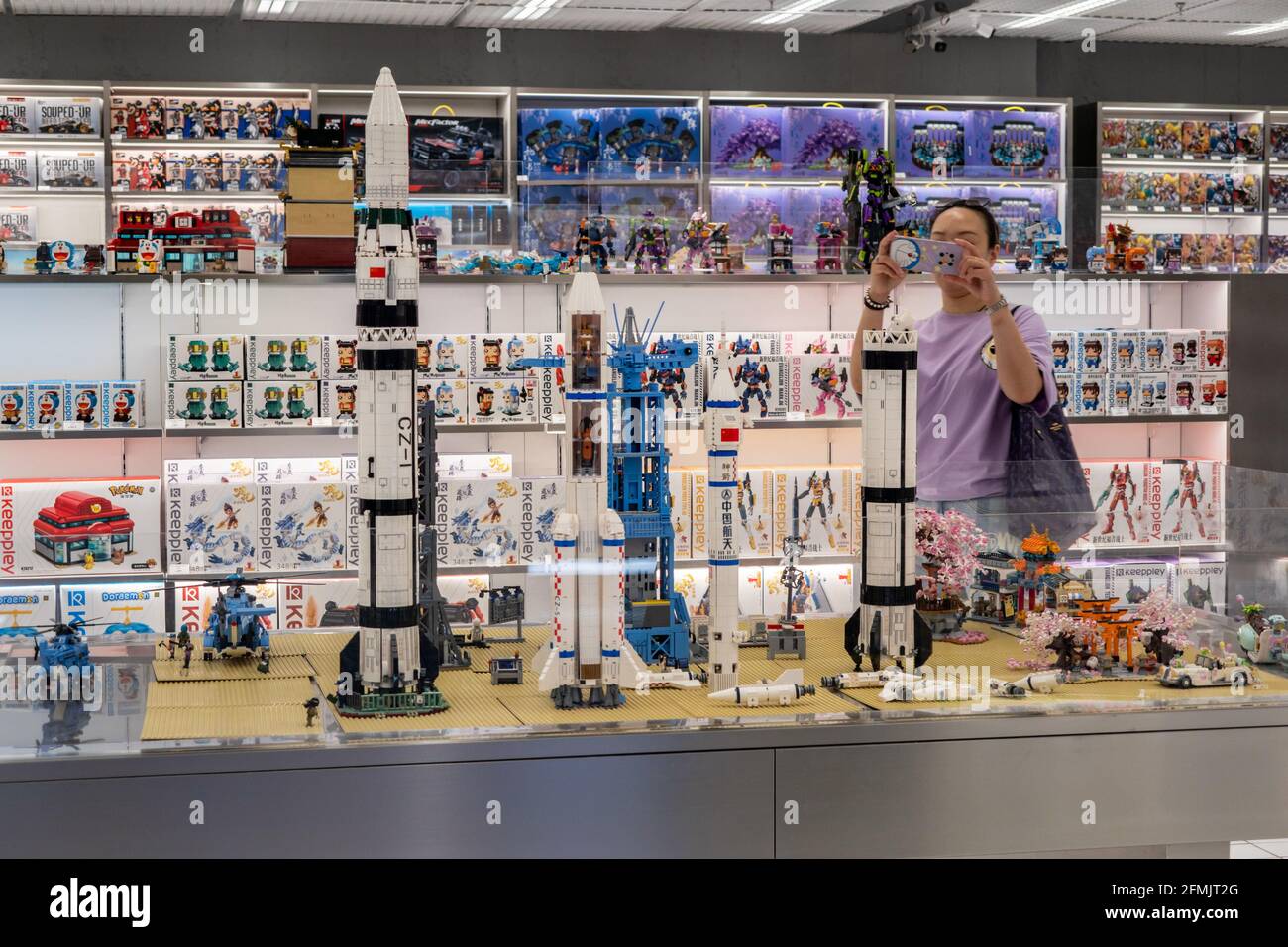 Shanghai, Shanghai, Cina. 10 maggio 2021. Il 10 maggio 2021, Shanghai, i clienti scelgono vari giocattoli alla moda nel primo negozio di punta mondiale di X11 Shanghai. Nel negozio, un busto di Bruce Lee con un prezzo di oltre 20,000 yuan è estremamente realistico, attirando molti clienti a guardare. Secondo l'impiegato, le vere statue del negozio non sono figure di cera, ma di materiali compositi come la plastica. Non solo le texture della pelle sono vicine alle persone reali, ma anche il tocco e l'elasticità della pelle sono vicini alle persone reali. Il primo negozio di punta della X11 è ufficialmente atterrato in Huaihai Middle Road Foto Stock