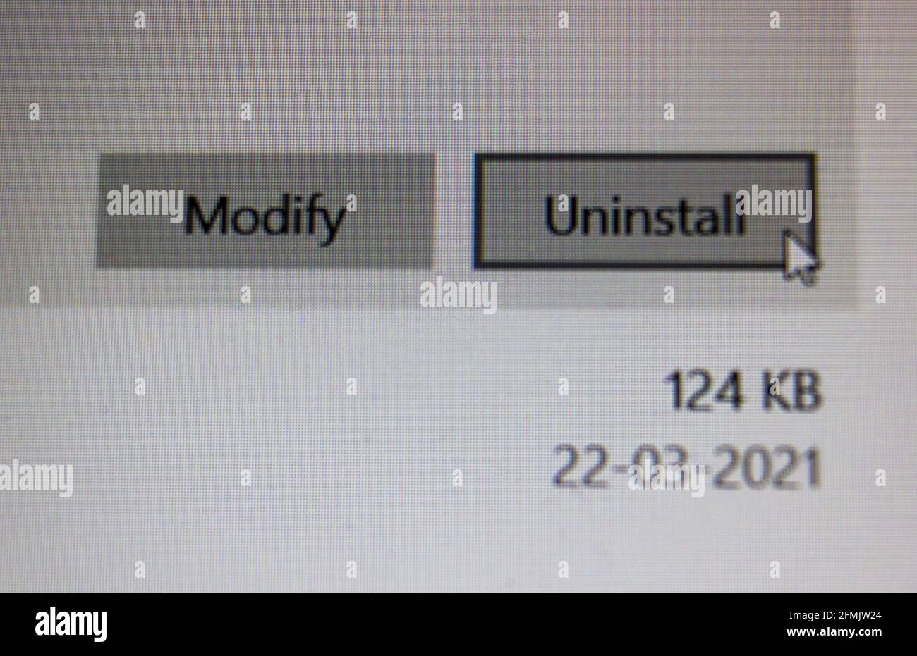 Cracovia, Polonia - 01 aprile 2021: Primo piano di una procedura guidata pop-up con il permesso di disinstallare e modificare un software per computer insieme a una data. Foto Stock