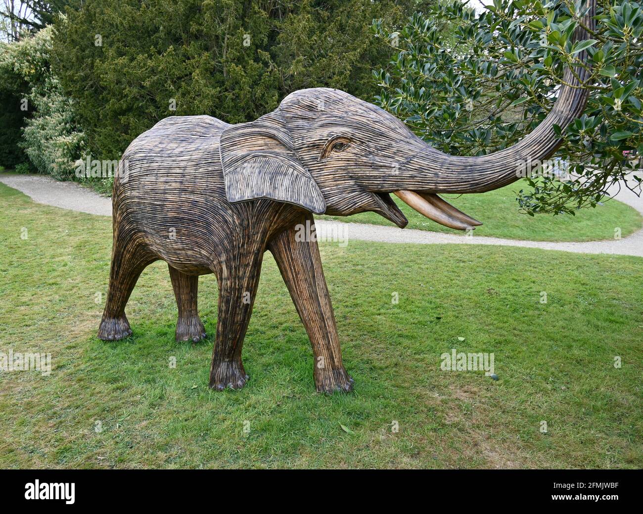 La mostra di sculture della famiglia degli elefanti al castello di Sudeley nel Gloucestershire Elefanti a grandezza naturale creati dalle comunità tribali Adivasi o Foto Stock