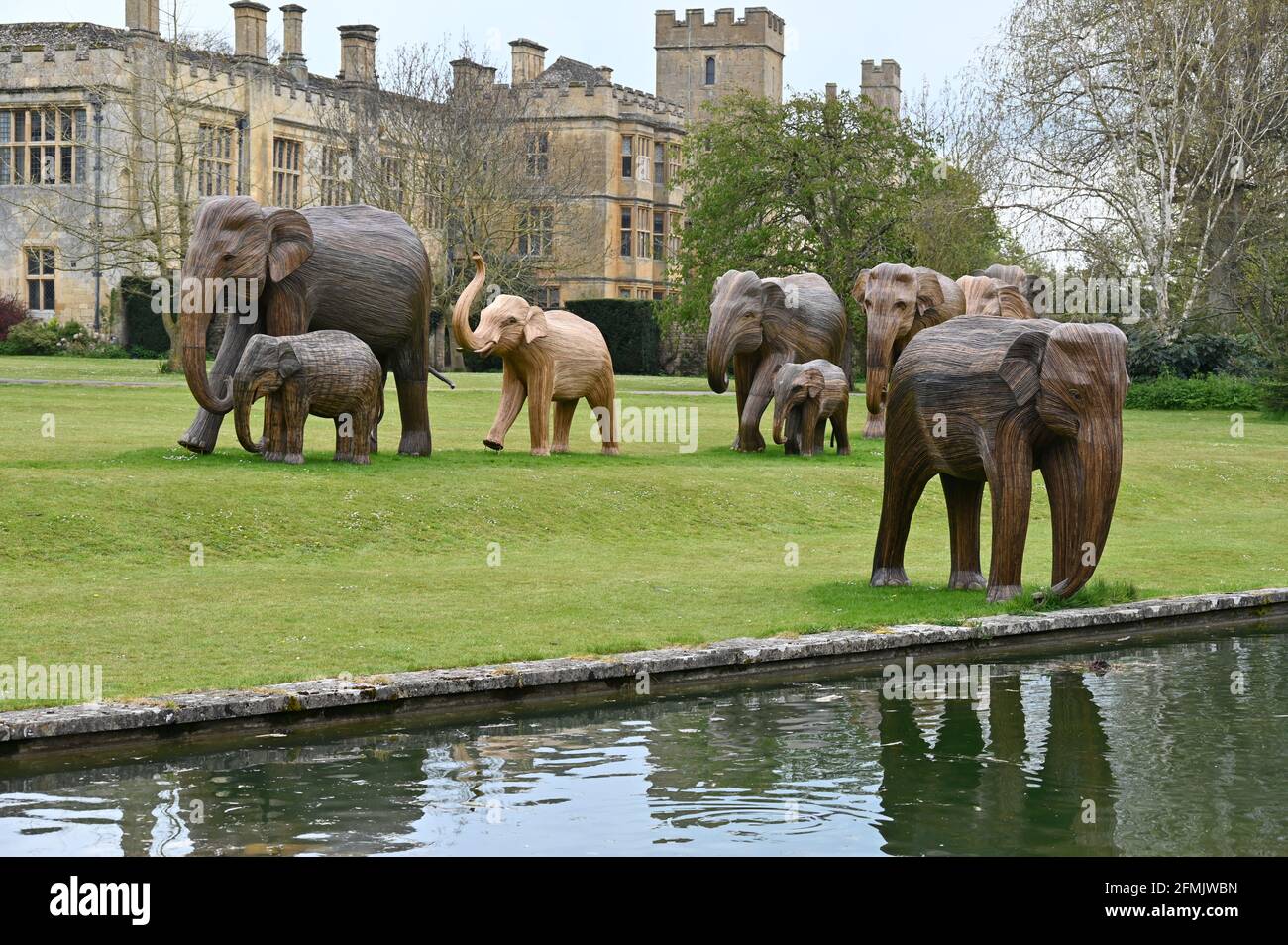 La mostra di sculture della famiglia degli elefanti al castello di Sudeley nel Gloucestershire Elefanti a grandezza naturale creati dalle comunità tribali Adivasi o Foto Stock