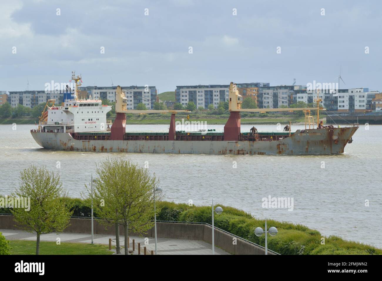 La nave da carico della grande portaerei Sider Colombia arriva sul Tamigi, Londra con carico di canna da zucchero per lo zucchero di Tate & Lyle Foto Stock