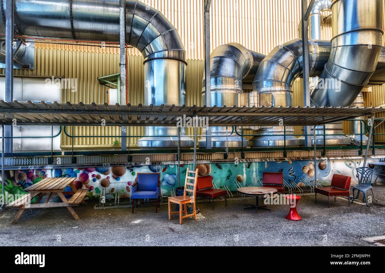 Paradiso dei fumatori. Questa è la zona ufficiale per il fumo all'aperto del grande Hadron Collider a Ginevra, Svizzera. Sì, davvero. Foto Stock