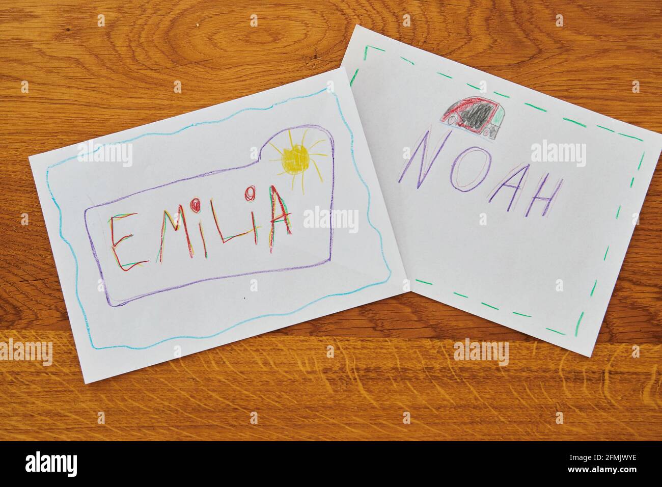 Wiesbaden, Germania. 10 maggio 2021. ILLUSTRAZIONE - 'Emilia' e 'Noah' sono  scritti a mano dei bambini su due pezzi di carta colorati. Questi nomi  furono i nomi più spesso dati ai neonati (