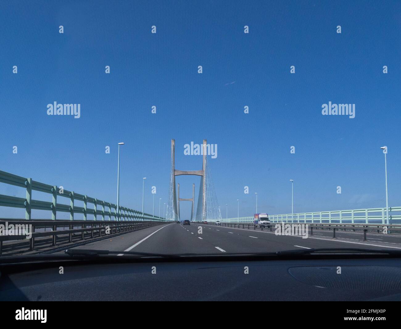 Vista lungo il ponte Prince of Wales, secondo incrocio di Severn Fiume Severn che collega il Galles all'Inghilterra dal sedile passeggero di Un'automobile del Galles del Sud Regno Unito Foto Stock