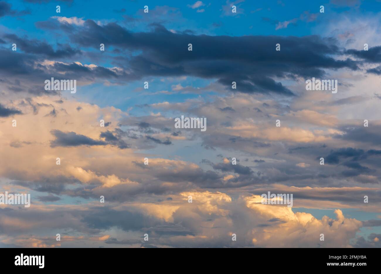 Cielo blu con nuvole di colore arancione al tramonto dopo il temporale Foto Stock
