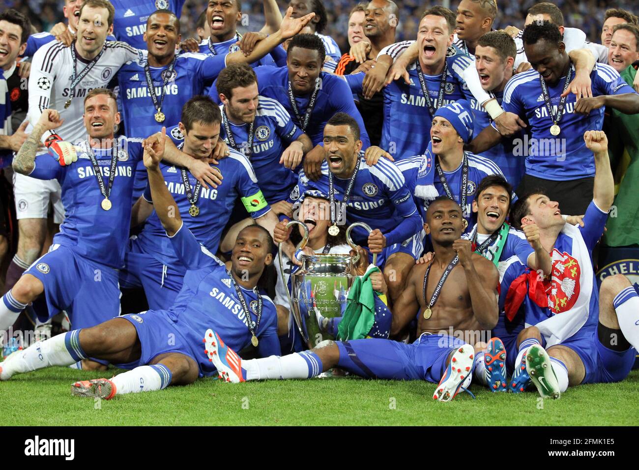 Champions League Winner FC Chelsea celebra la vittoria di Didier Drogba ( Chelsea ) e David Luiz ( Chelsea ) Salomon Kalou con il trofeo finale FC Chelsea - FC Bayern Muenchen 2011 / 2012 UEFA Champions League Final FC Chelsea - FC Bayern 5 : 4 Monaco di Baviera 19. 2012 e© diebilderwelt / Alamy Stock Foto Stock