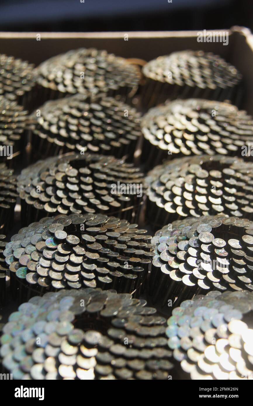 Chiodi a spirale per coperture in acciaio inox, collati a filo Foto Stock