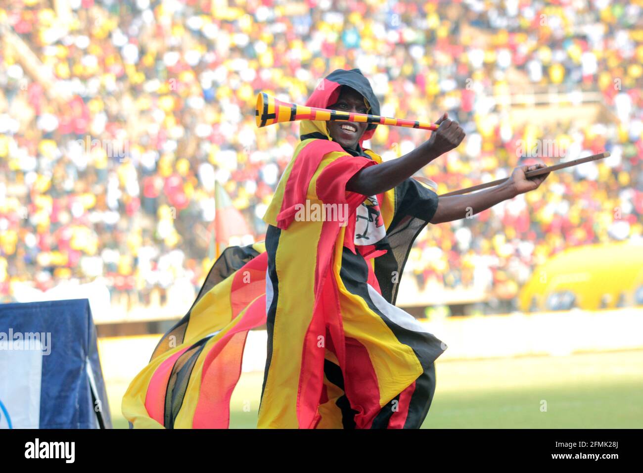 Un fan ugandese di Cranes si acclama nella sua squadra di calcio a. Stadio Nazionale Mandela a Kampala Foto Stock