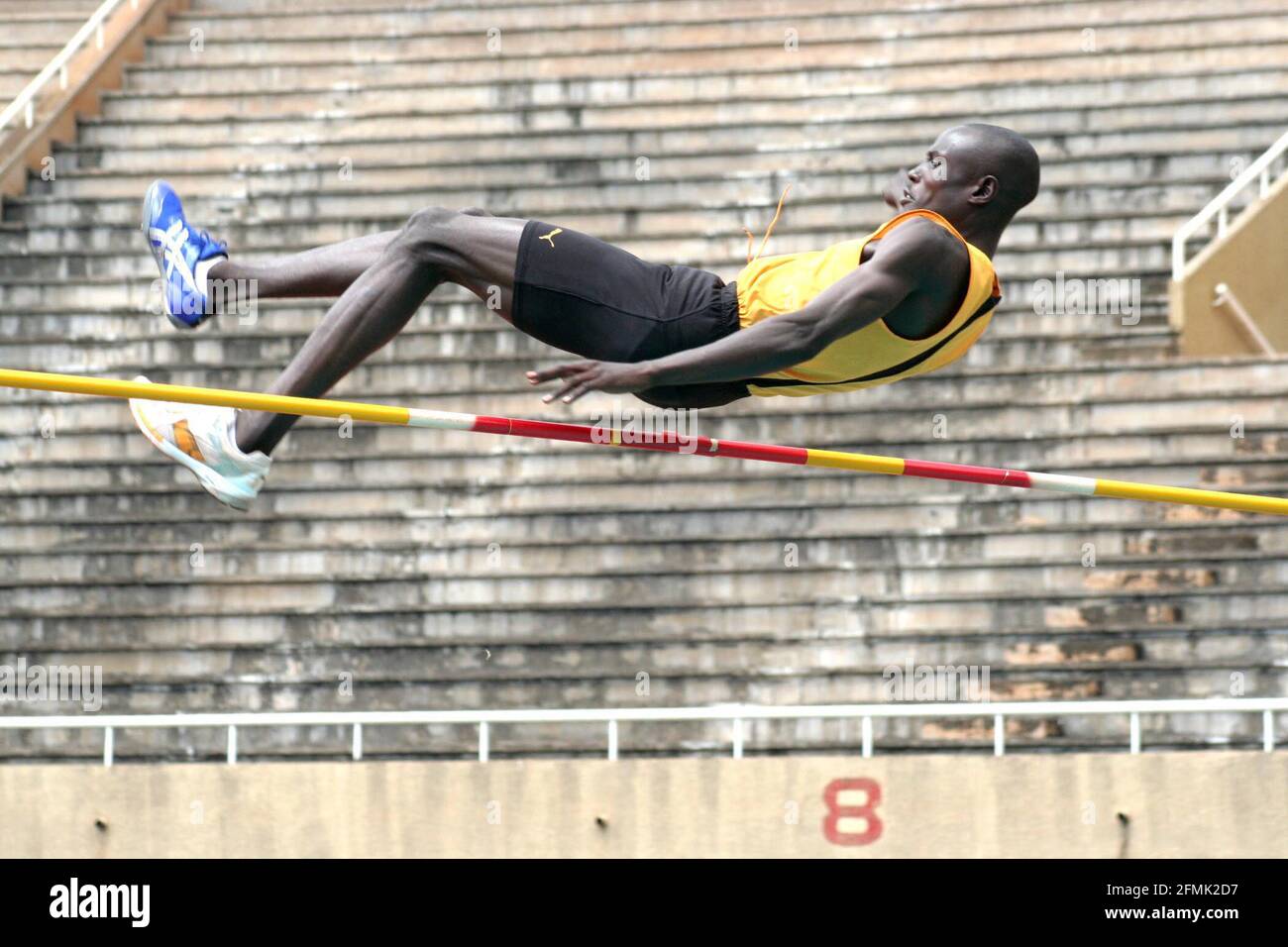 David Okot dell'Università di Ndejje ha liberato due metri in alto salto durante il campionato di atletica Akii-Bua Memorial allo stadio di Namboole Sabato. Okot che non è riuscito a partecipare ai recenti Giochi del Commonwealth a causa della mancanza di scarpe è venuto in cima davanti al compagno di squadra Samuel Otim (1.90m). Foto di Samson Opus (sabato) Foto Stock