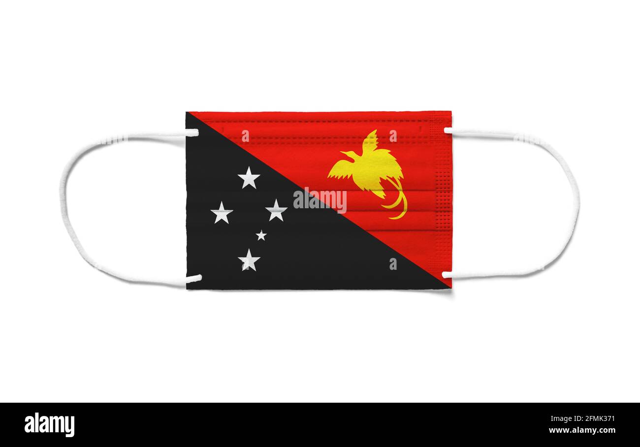 Bandiera di Papua Nuova Guinea su una maschera chirurgica monouso. Sfondo bianco isolato Foto Stock
