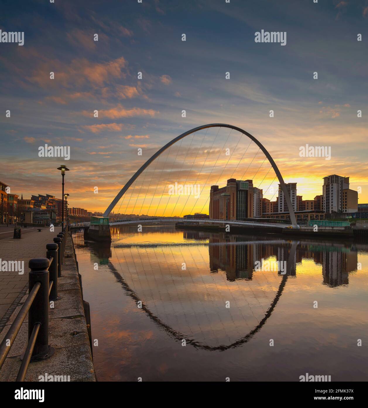 Alba sul Gateshead Millennium Bridge, Gateshead, Tyne & Wear, Inghilterra, Regno Unito Foto Stock