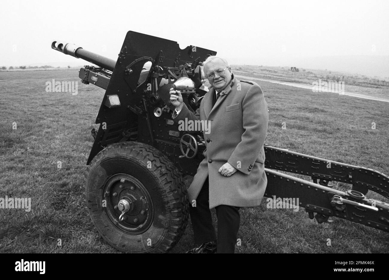 L'intrattenitore Sir Harry Seacombe fotografò sulla piana di Salisbury nel 1991 con una pistola per artiglieria simile a quella che usò quando era nell'artiglieria reale durante la seconda guerra mondiale. Foto Stock