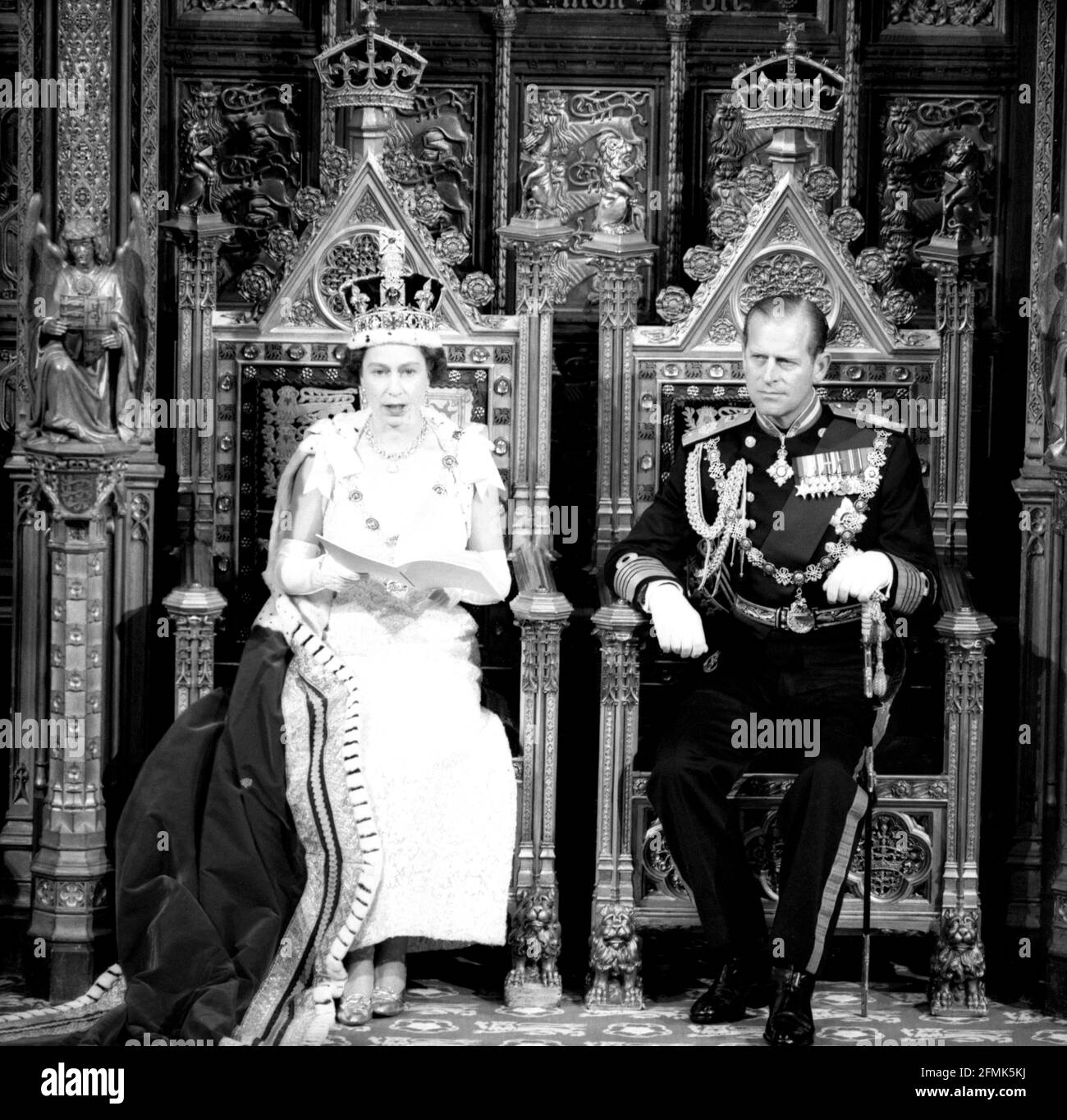 File foto datata 31/10/1967 della Regina Elisabetta II e del Duca di Edimburgo all'apertura di Stato della cerimonia del Parlamento nella Camera dei Lord. La regina deve svolgere il suo primo grande dovere cerimoniale pubblico dalla morte del duca di Edimburgo quando frequenta un ridotto Covid-sicuro Stato apertura del Parlamento il martedì. Data di emissione: Lunedì 10 maggio 2021. Foto Stock