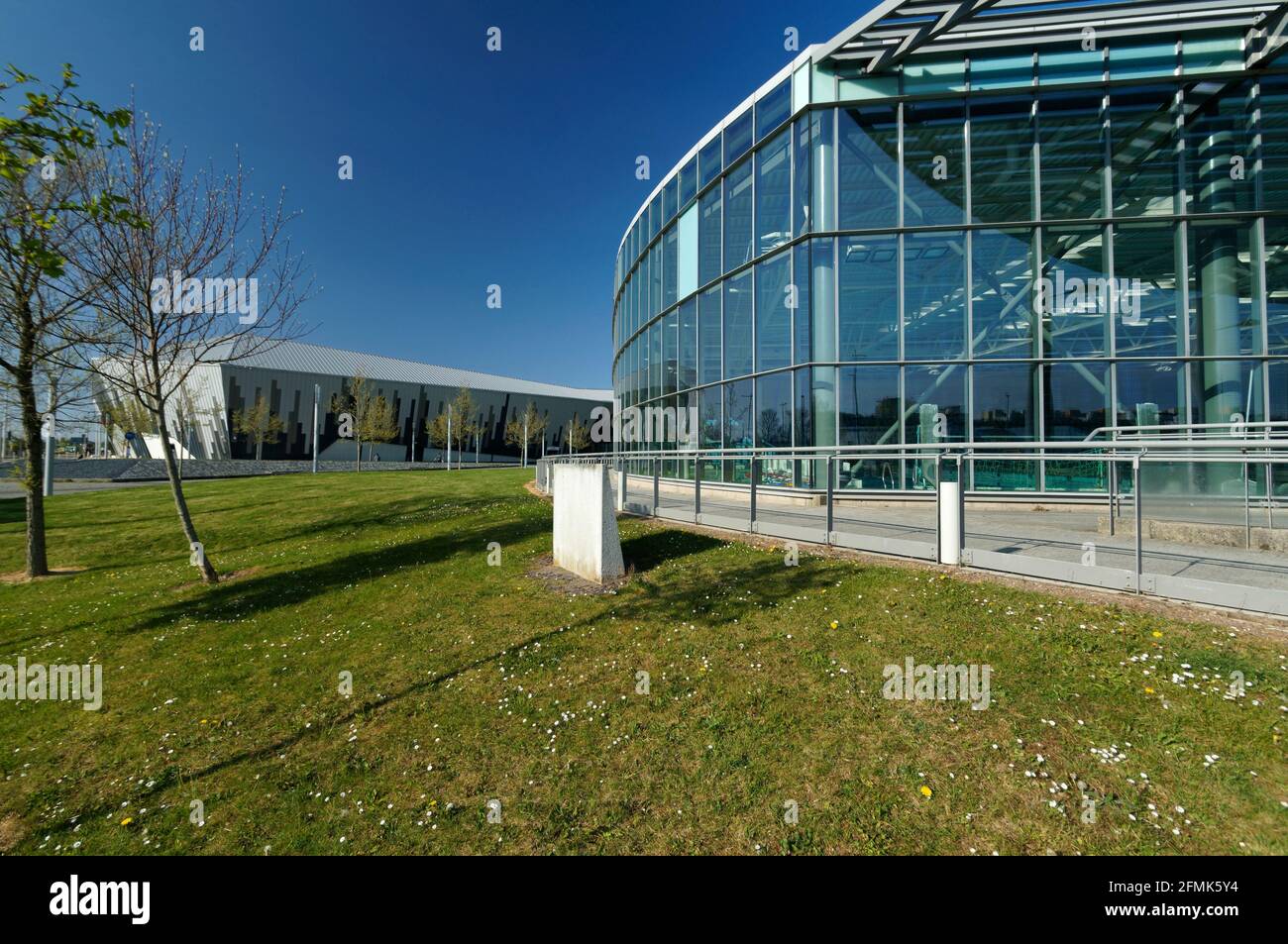 Cardiff International Piscina, sport Village, la Baia di Cardiff, Galles. Foto Stock