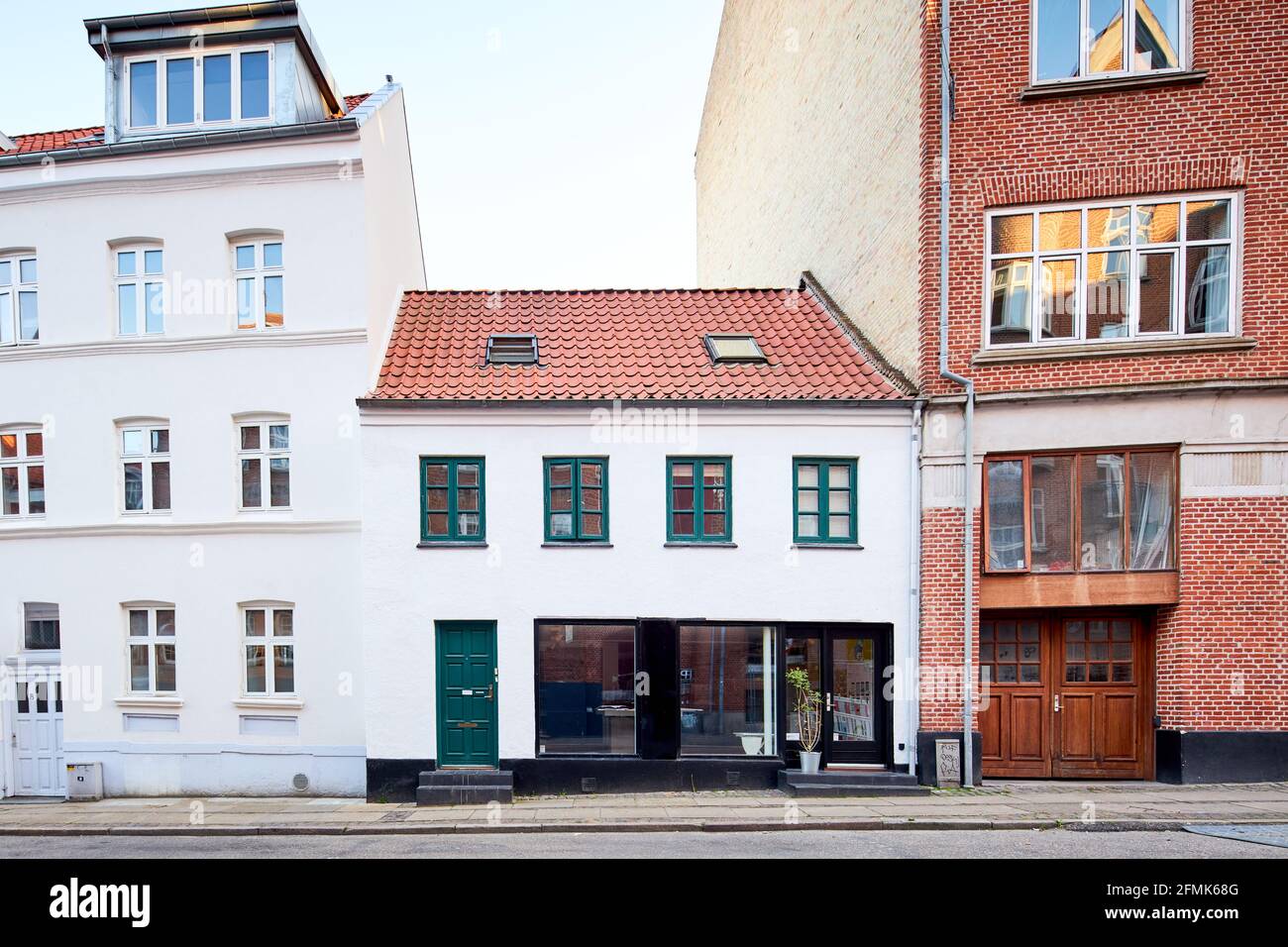 un edificio bianco con porta verde e finestre Foto Stock