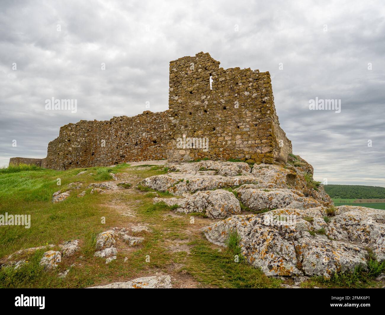 rovine del vecchio castello medievale, enisala, vicino al lago di razim-sinoie, dobrogea regione, romania Foto Stock