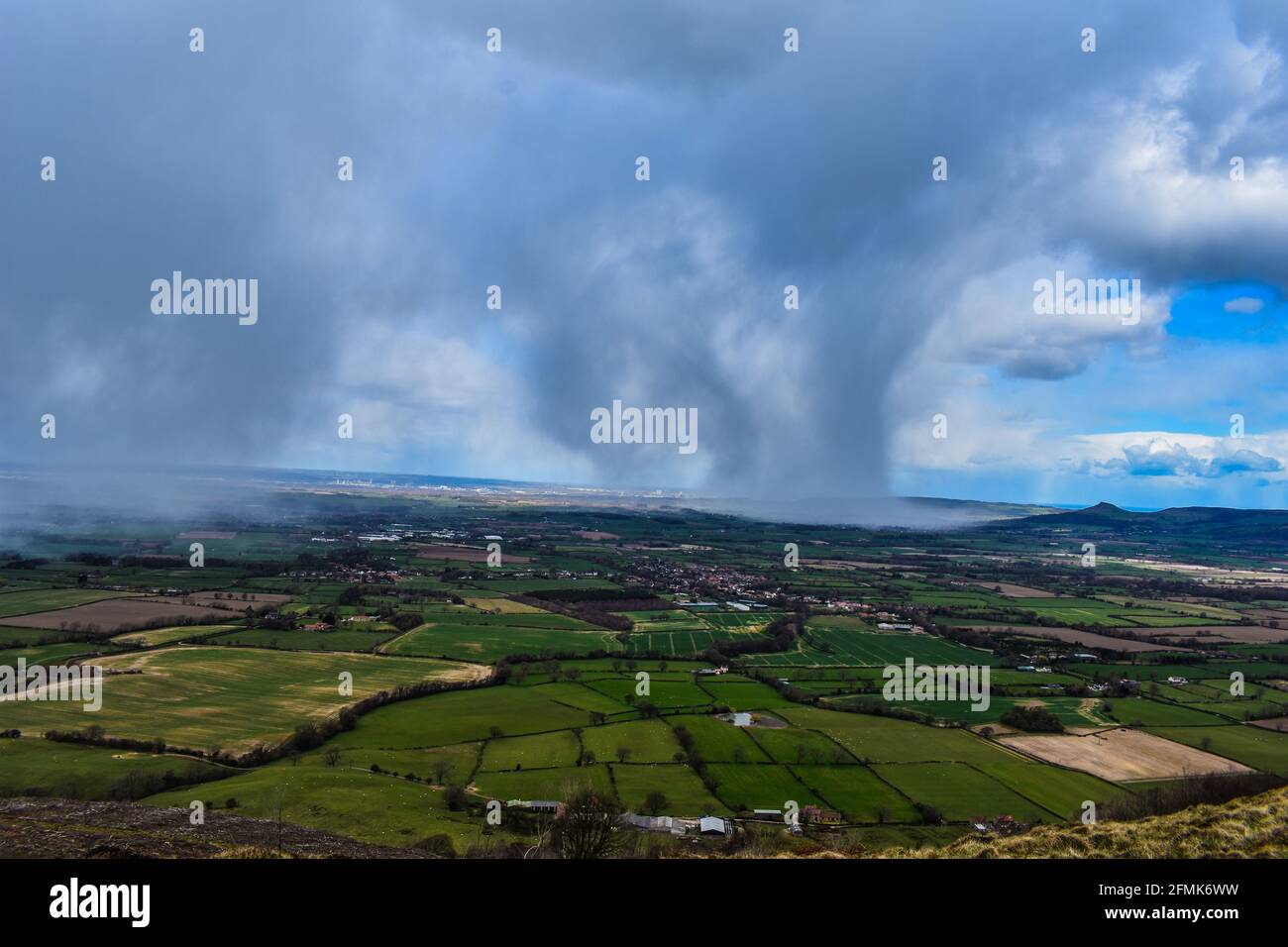 Tempesta di neve che soffia sulla terra Foto Stock