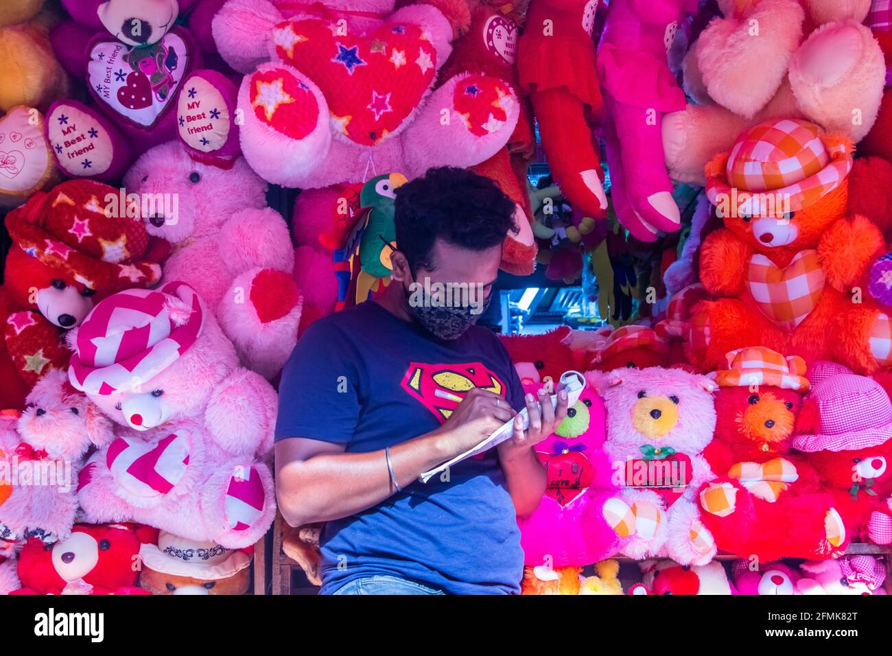 Esposizione di giocattoli per bambini nel mercato locale, ho catturato questa immagine da Chalk Bazar, Dhaka, Bangladesh, Asia Foto Stock