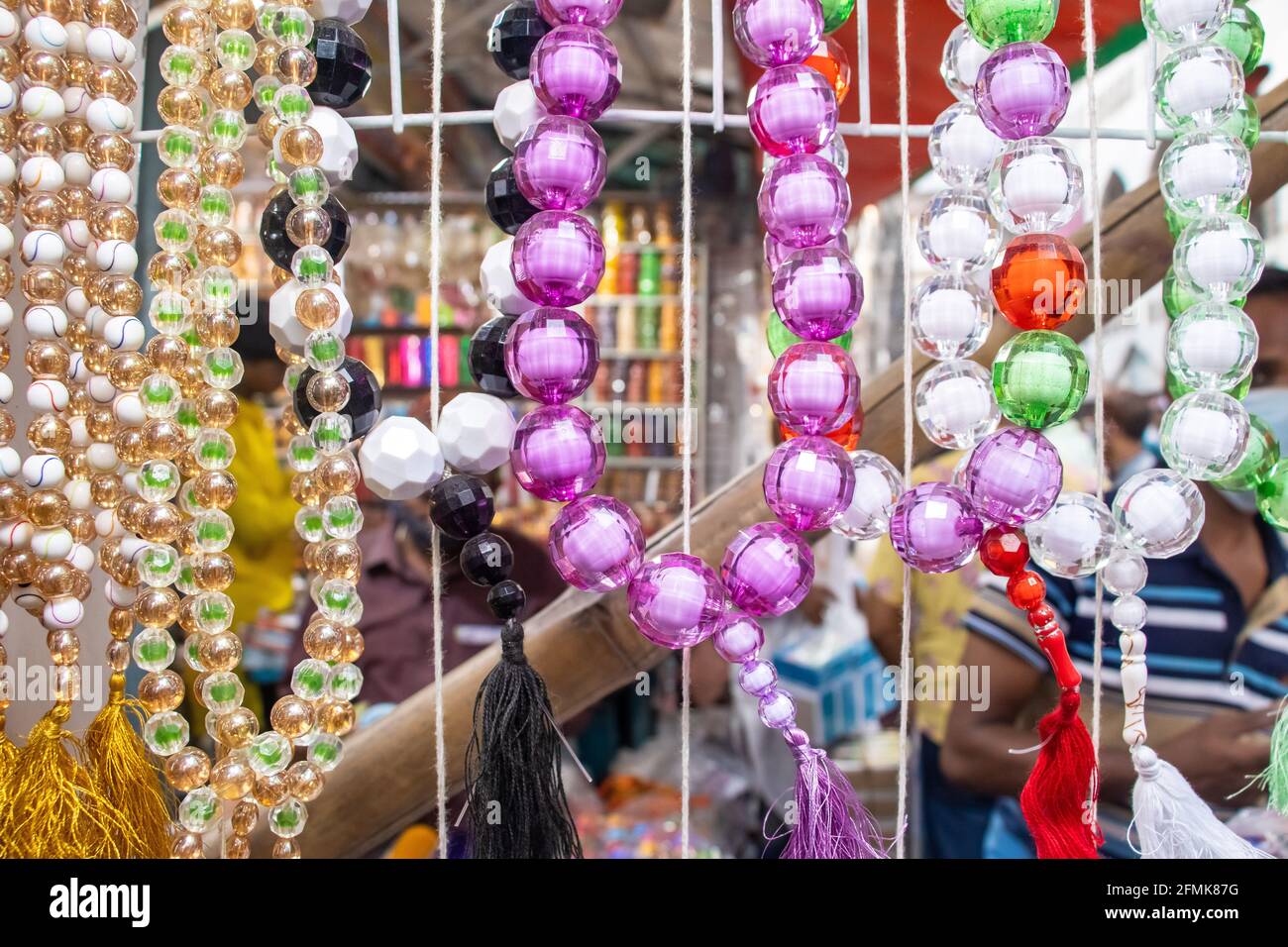 Tasbih negozio mostra sul mercato, ho catturato questa immagine Chak Bazar, Dhaka, Bangladesh, Asia Foto Stock