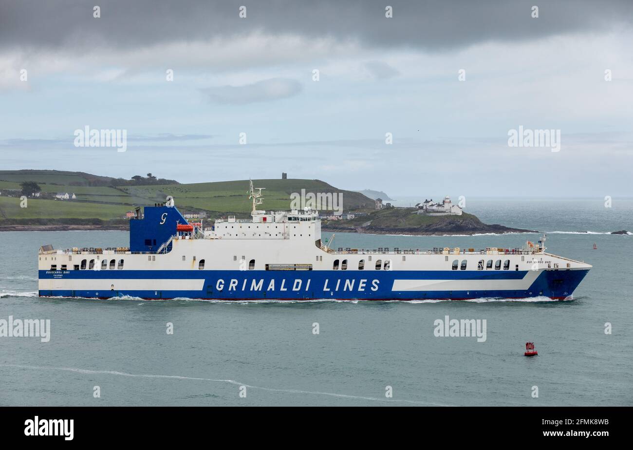 Porto di Cork, Cork, Irlanda. 10 maggio 2021. Il traghetto RO-Ro Eurocargo Bari parte dal porto di Cork durante la sua traversata inaugurale per Anversa. Il nuovo servizio di trasporto merci due volte alla settimana sarà gestito dal gruppo Grimaldi e ha individuato Cork come un mercato chiave in crescita per le esportazioni verso l'Europa continentale. - credito; David Creedon / Alamy Live News Foto Stock