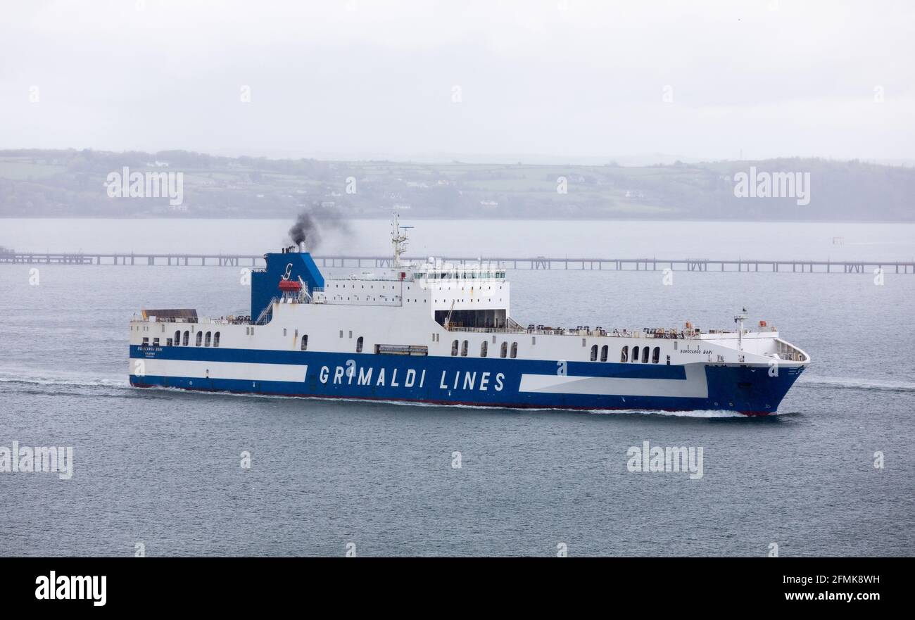 Porto di Cork, Cork, Irlanda. 10 maggio 2021. Il traghetto RO-Ro Eurocargo Bari parte dal porto di Cork durante la sua traversata inaugurale per Anversa. Il nuovo servizio di trasporto merci due volte alla settimana sarà gestito dal gruppo Grimaldi e ha individuato Cork come un mercato chiave in crescita per le esportazioni verso l'Europa continentale. - credito; David Creedon / Alamy Live News Foto Stock