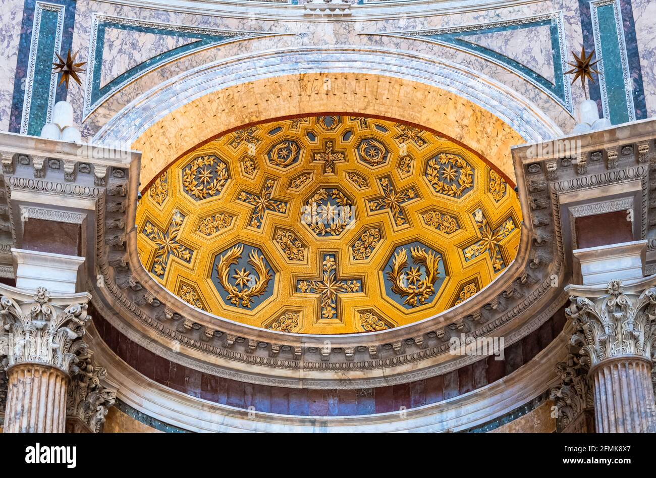 Primo piano sulla decorazione interna del soffitto a cupola della cattedrale cattolica A Roma Foto Stock