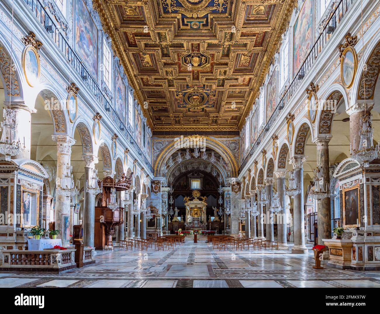 Vista della lussuosa navata della cattedrale cattolica di Roma Foto Stock