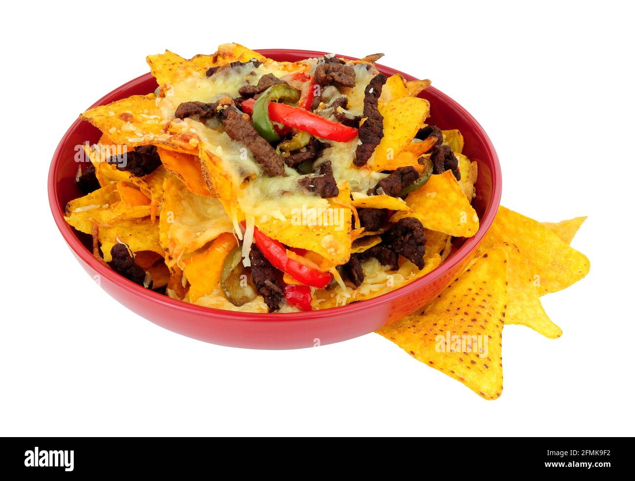 Ciotola di nachos di manzo e formaggio con rosso e verde peperoni isolati su sfondo bianco Foto Stock