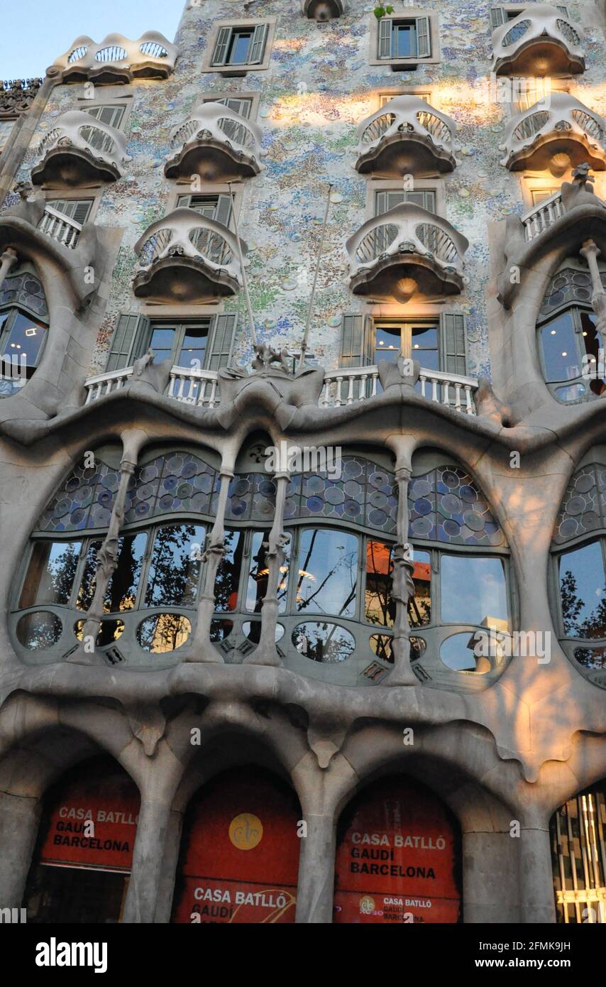 Barcellona, Catalunya: Dettaglio della Casa Batllò Batllò progettata da Antoni Gaudì, genio catalano dell'architettura, luce a mezzogiorno. Foto Stock