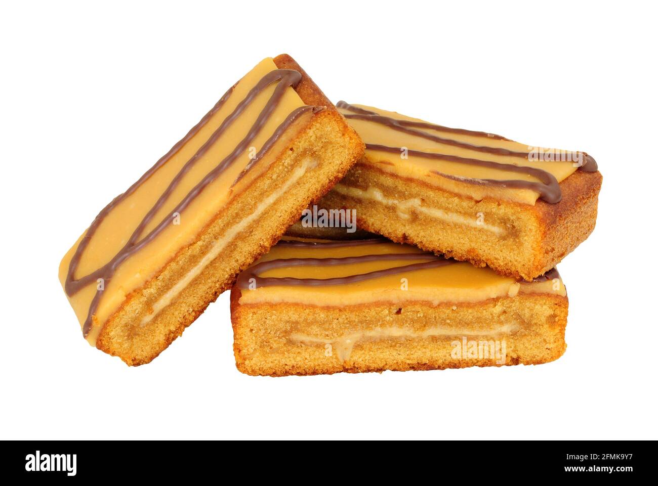 Fette di pan di Spagna aromatizzato al caramello ricoperte di glassa di caramello salato isolato su sfondo bianco Foto Stock