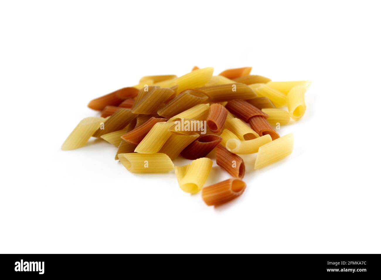 manciata di pasta colorata su sfondo bianco isolato Foto Stock