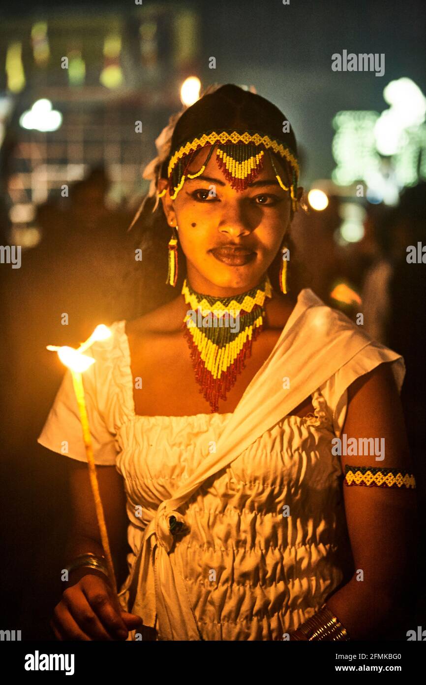 Secondo il calendario Giuliano, il popolo etiope celebra il millennio nella notte del 11-12 settembre 2007. Una giovane donna, Fesitively dres Foto Stock