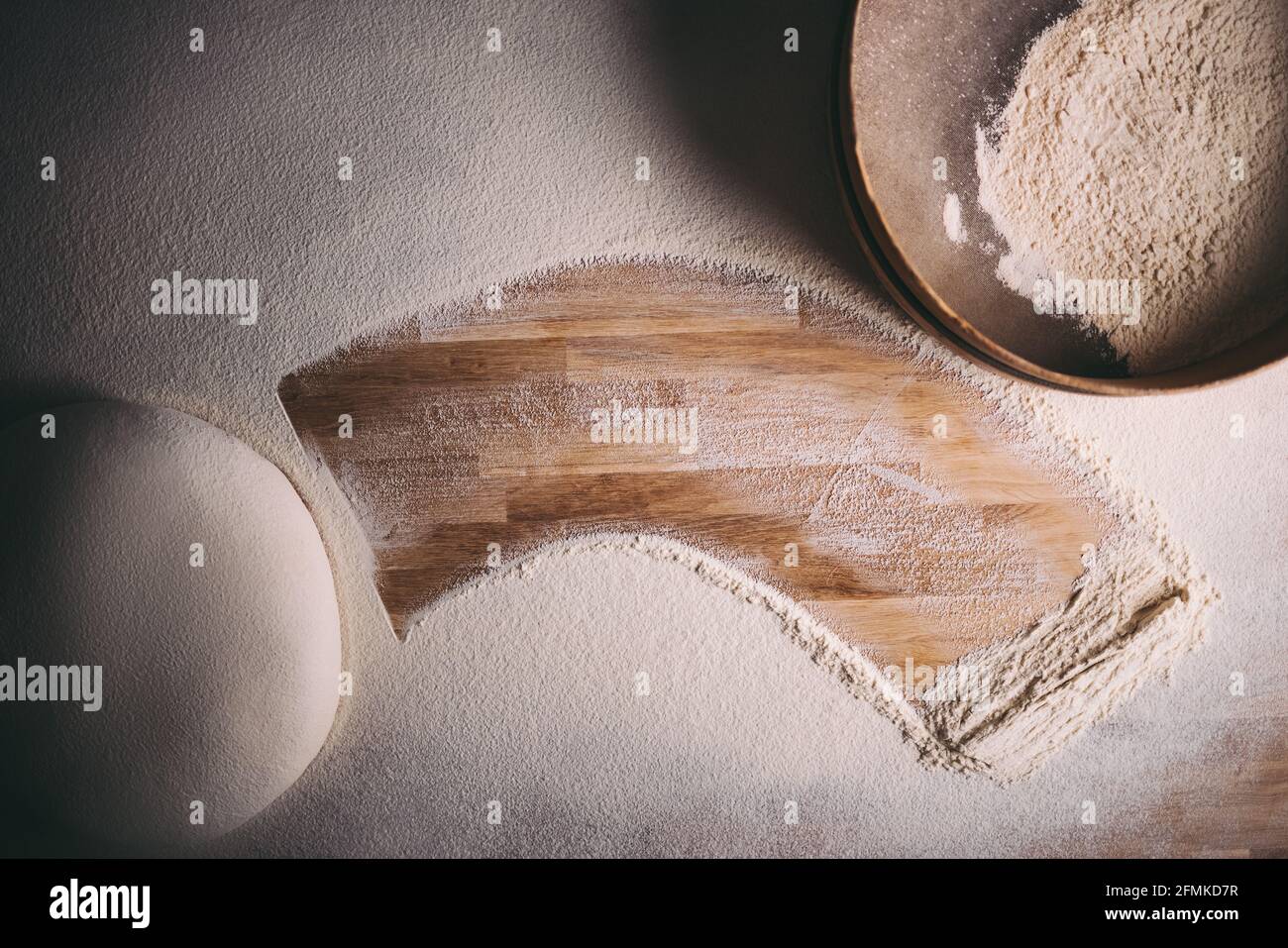 Farina e pasta di pane morbida su tavolo di legno in panetteria, sfondo con spazio per la copia del testo Foto Stock