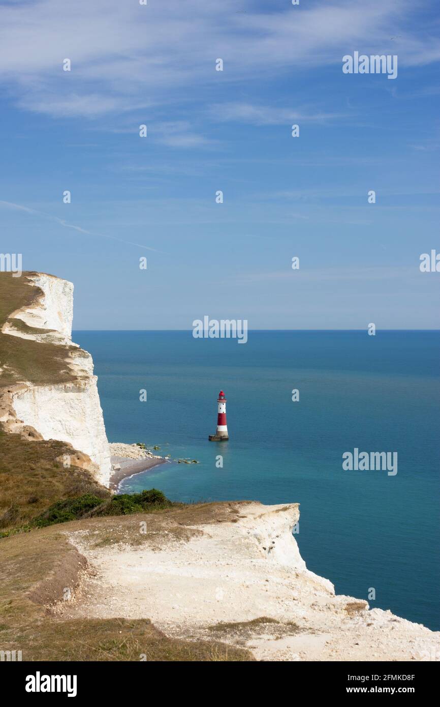 Beachy Head Lighthouse al largo della costa inglese in una giornata limpida e soleggiata. Foto Stock