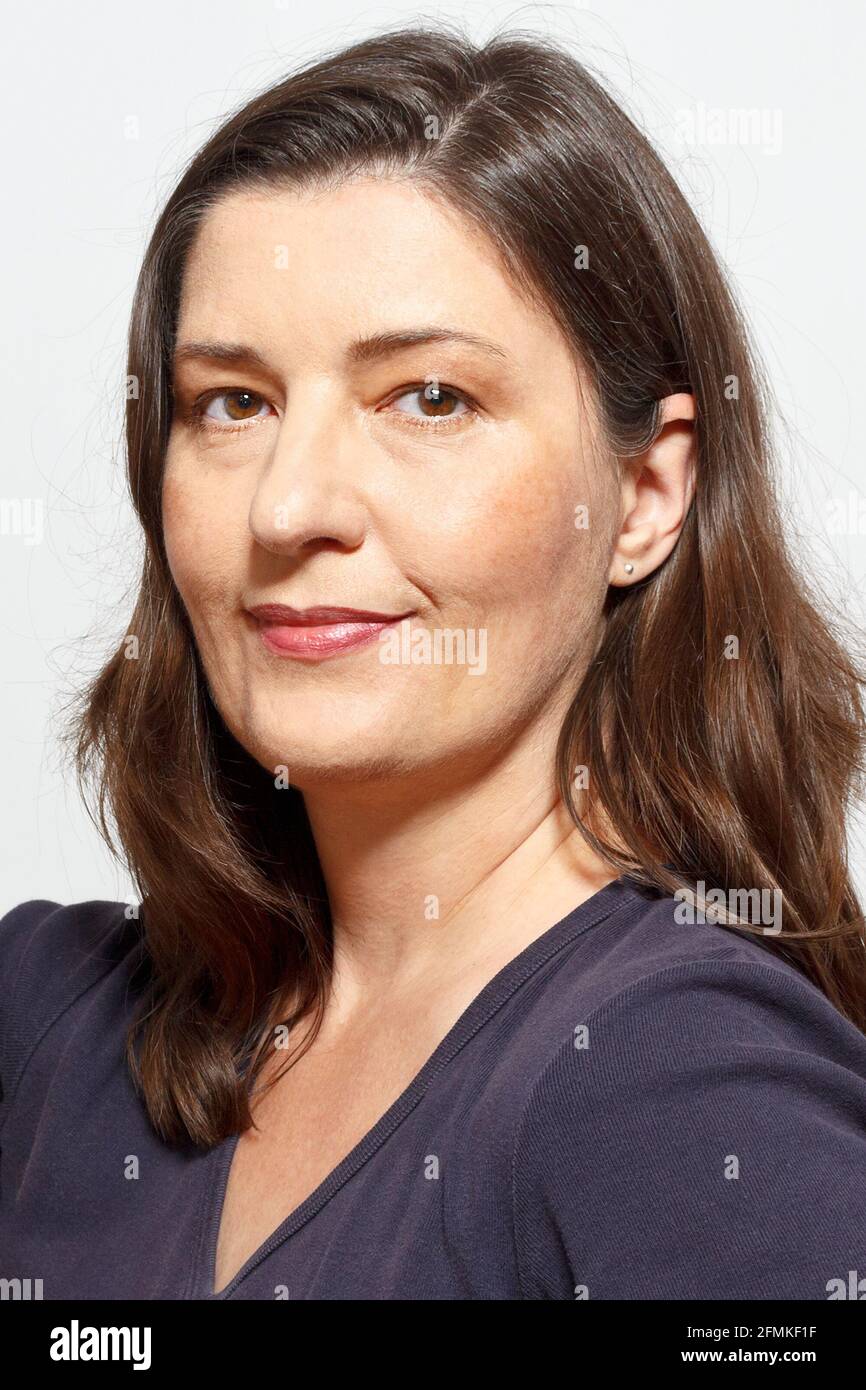 Ritratto o headshot di una donna di mezza età sorridente e sicura di sé con bei capelli marroni lunghi. Foto Stock