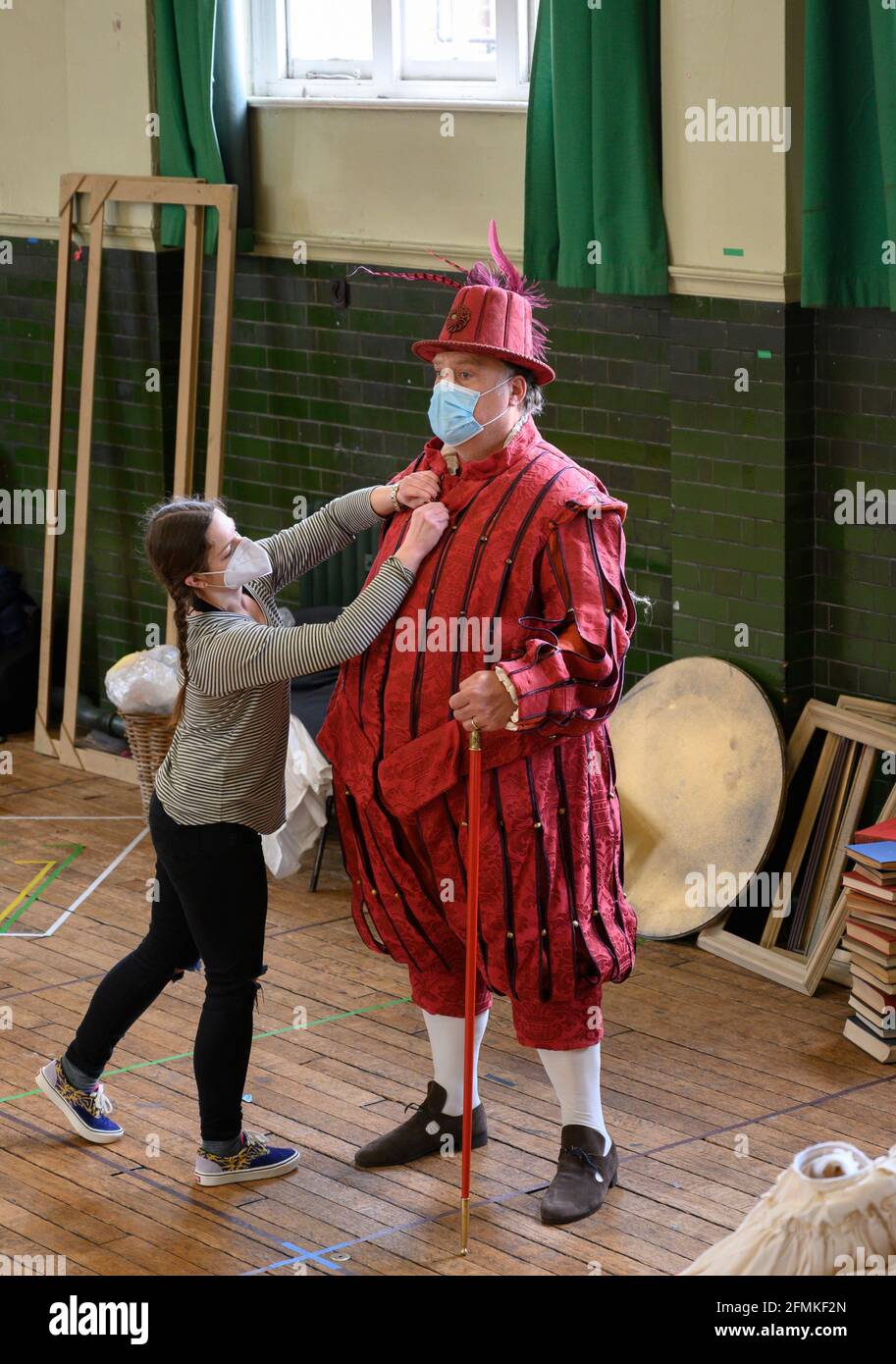 Alford House, Londra, Regno Unito. 10 maggio 2021. Le prove si svolgono nel centro di Londra per la produzione di Grange Park Opera Surrey dell'opera comica di Verdi Falstaff con Bryn Terfel in costume come Sir John Falstaff. L'opera inizia il 10 giugno al Grange Park di Surrey ed è esaurito. Credit: Malcolm Park/Alamy Live News. Foto Stock