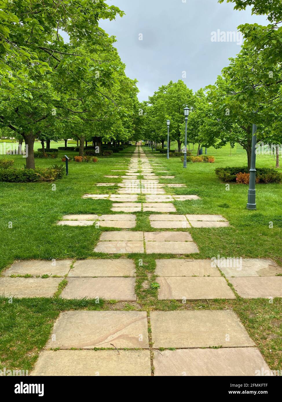 Immagine verticale del giardino nel Museo Nelson Atkins di Art om Kansas City negli Stati Uniti Foto Stock