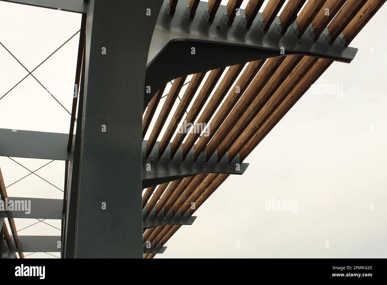 Baldacchino in legno e colonna in acciaio grigio nella struttura moderna. Foto Stock