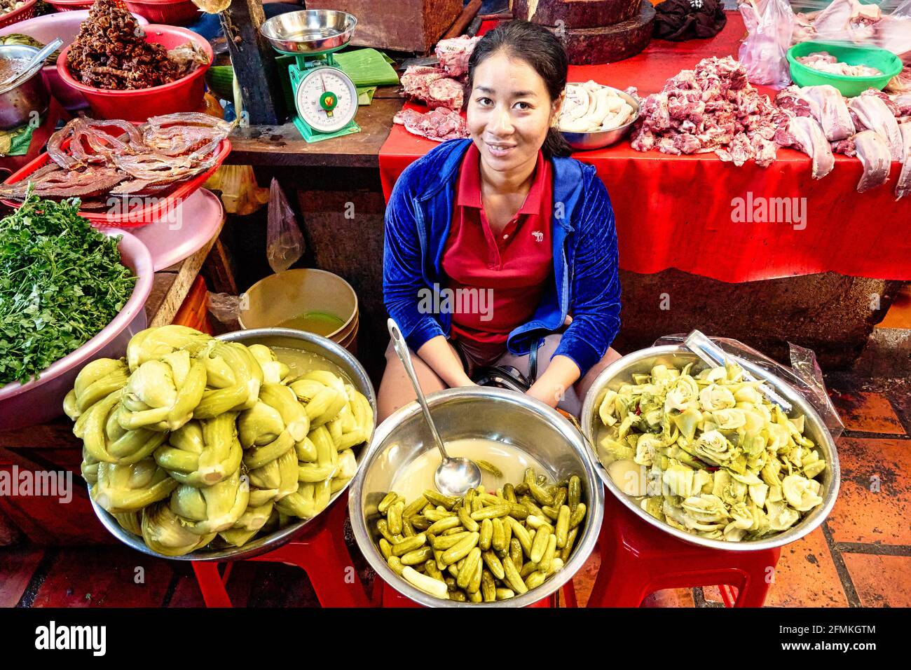 Greengrocer all'interno del mercato russo (Psah Toul Tompoung) a Phnom Penh, Cambogia Foto Stock